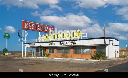 Verlassenes farbenfrohes Restaurant an der Interstate 40 entlang der Old Historic Route 66 in Santa Rosa, New Mexico Stockfoto