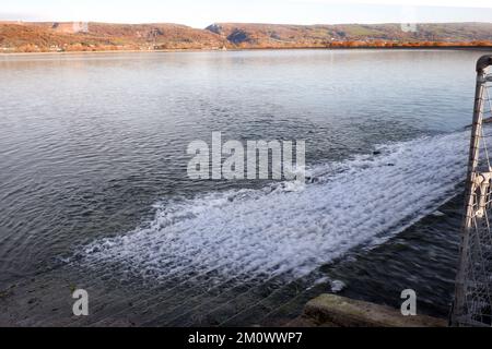 Dezember 2022 - Cheddar Reservoir mit Schlucht im Hintergrund. In Somerset, England, Großbritannien. Stockfoto
