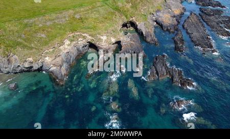 Felsige Ufer der Keltischen See entlang der Route des Wild Atlantic Way, Blick von oben. Seascape der Südküste Irlands. Wunderschöne Felshänge. Stockfoto