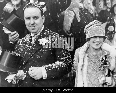 ALFRED HITCHCOCK (1899-1980), englischer Filmproduzent, heiratet Alma Reville am Brompton Oratory, London, 2. Dezember 1926 Stockfoto