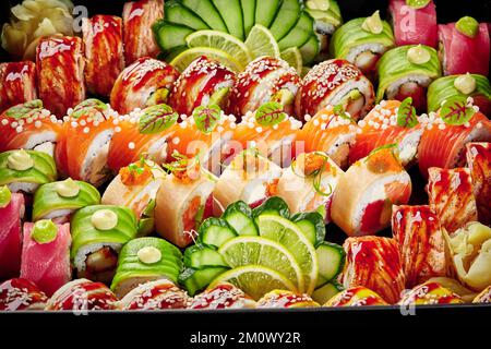 Set mit verschiedenen Brötchen mit Thunfisch, Lachs und Aal, verpackt im Karton Stockfoto