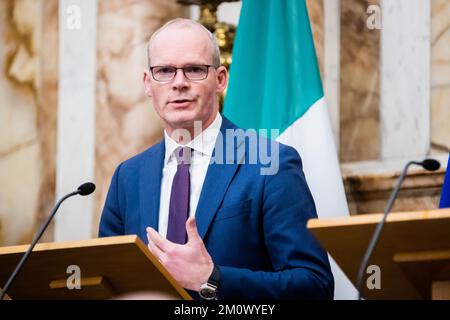 Dublin, Irland. 08.. Dezember 2022. Simon Coveney, Minister für auswärtige Angelegenheiten Irlands, auf einer gemeinsamen Pressekonferenz mit Außenminister Baerbock im irischen Außenministerium (Iveagh House). Kredit: Christoph Soeder/dpa/Alamy Live News Stockfoto