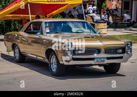 Des Moines, IA - 03. Juli 2022: Blick aus der Vogelperspektive auf eine Pontiac GTO Hardtop Coupe aus dem Jahr 1967 auf einer lokalen Automesse Stockfoto