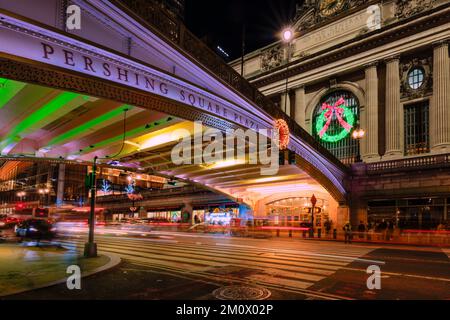 Eine lange Exposition an der 42. Street, Grand Central Terminal und Pershing Square während der Weihnachtszeit. Stockfoto