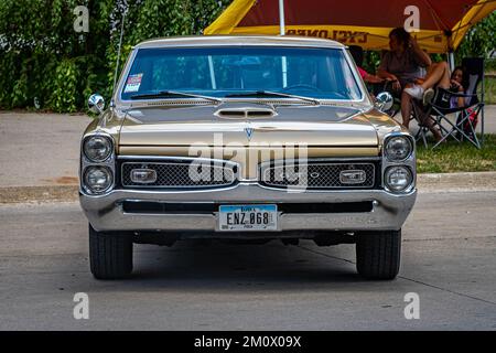 Des Moines, IA - 03. Juli 2022: Perspektivische Vorderansicht einer Pontiac GTO Hardtop Coupe aus dem Jahr 1967 auf einer lokalen Automesse Stockfoto