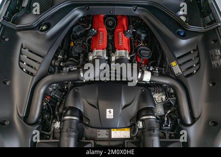 Eine Nahaufnahme von Ferrari Portofino Motorraum, rote Motorabdeckung, V8 BiTurbo Stockfoto