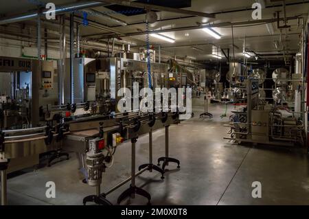 Bierabfüll- und Verpackungsausrüstung in einer Ardennenbrauerei in Belgien Stockfoto