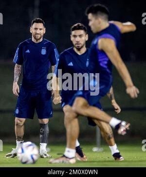 DOHA - Lionel Messi während einer Schulung der argentinischen Nationalmannschaft am Trainingskomplex der Qatar University am 8. Dezember 2022 in Doha, Katar. Argentinien bereitet sich auf das Viertelfinale gegen die Niederlande vor. ANP KOEN VAN WEEL Stockfoto