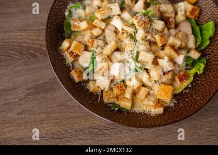 Gesunder, köstlicher, frischer, saftiger Caesar-Salat mit Hühnchen, Brot-Crouton, Salatblättern, Salat. Speicherplatz kopieren Stockfoto