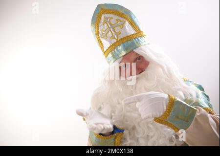 Märchen 12 Monate Nicholas der Wunderarbeiter, Sankt Nikolaus Wintermonat januar februar dezember Aufmerksamkeit zählt eins, zwei, drei, Zeigen mit dem Finger und dann passiert etwas mit den Händen Stockfoto