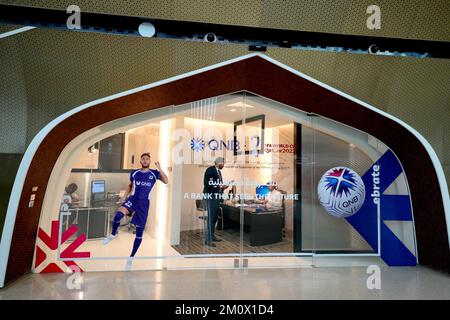 Eine allgemeine Ansicht eines Bildes von Brasiliens Neymar im Fenster einer Filiale der Katar-Nationalbank in Doha, Katar. Foto: Donnerstag, 8. Dezember 2022. Stockfoto