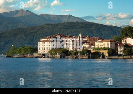 Palazzo Borromeo Italien, Blick im Sommer auf die Gebäude des Borromeo-Palastes auf der Isola Bella im Lago Maggiore, Piemont, Italien Stockfoto