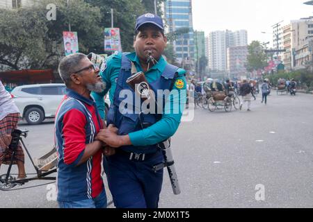 Dhaka, Dhaka, Bangladesch. 8.. Dezember 2022. Die Polizei verhaftete eine BNP-Aktivität, als er am 8. Dezember 2022 vor das Zentralbüro der Partei in Dhaka kam, im Vorfeld einer BNP-Kundgebung, die für den 10. Dezember aufgerufen wurde, um Premierminister Scheich Hasina zum Rücktritt zu zwingen. - Mindestens eine Person starb am 7. Dezember und unzählige wurden in der Hauptstadt von Bangladesch, Dhaka, verletzt, als die Polizei Gummigeschosse und Tränengas auf Anhänger der Opposition abgefeuert hatte, bevor Hunderte von Zeugen und die Polizei verhafteten. (Kreditbild: © Abu Sufian Jewel/ZUMA Press Wire) Stockfoto