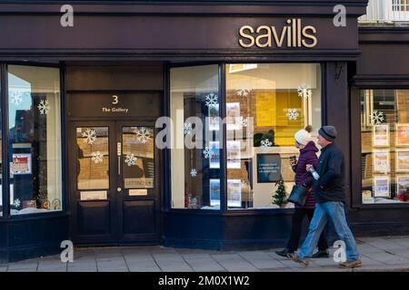 Windsor, Berkshire, Großbritannien. 8.. Dezember 2022. Leute gehen an einem Immobilienmakler in Windsor vorbei. Angesichts der anhaltenden Krise der Lebenshaltungskosten fielen die Wohnimmobilienpreise im November um 2,3%, was dem Halifax zufolge der schnellste Stand seit 14 Jahren war. Kredit: Maureen McLean/Alamy Live News Stockfoto