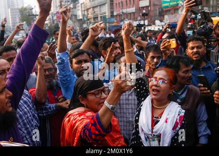 Dhaka, Dhaka, Bangladesch. 8.. Dezember 2022. Aktivisten des Protests der Bangladesch Nationalist Party (BNP) vor dem Zentralbüro der Bangladesch Nationalist Party (BNP) in Dhaka am 8. Dezember 2022, im Vorfeld einer BNP-Kundgebung, die für den 10. Dezember den Rücktritt von Ministerpräsident Scheich Hasina forderte. - Mindestens eine Person starb am 7. Dezember und unzählige wurden in der Hauptstadt von Bangladesch, Dhaka, verletzt, als die Polizei Gummigeschosse und Tränengas auf Anhänger der Opposition abgefeuert hatte, bevor Hunderte von Zeugen und die Polizei verhafteten. (Kreditbild: © Abu Sufian Jewel/ZUMA Press Wire) Stockfoto