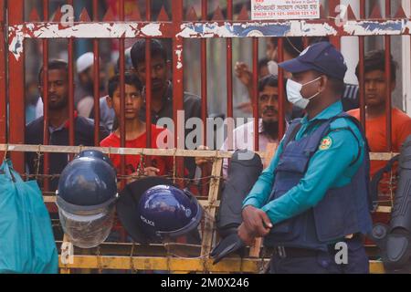 Dhaka, Dhaka, Bangladesch. 8.. Dezember 2022. Am 8. Dezember 2022 richtete die Polizei eine Straßensperre in der Nähe des Zentralbüros der Bangladesch Nationalist Party (BNP) in Dhaka ein, bevor eine BNP-Kundgebung stattfand, die am 10. Dezember den Rücktritt von Premierminister Scheich Hasina forderte. - Mindestens eine Person starb am 7. Dezember und unzählige wurden in der Hauptstadt von Bangladesch, Dhaka, verletzt, als die Polizei Gummigeschosse und Tränengas auf Anhänger der Opposition abgefeuert hatte, bevor Hunderte von Zeugen und die Polizei verhafteten. (Kreditbild: © Abu Sufian Jewel/ZUMA Press Wire) Stockfoto