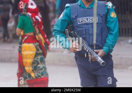 Dhaka, Dhaka, Bangladesch. 8.. Dezember 2022. Die Polizei steht am 8. Dezember 2022 vor dem Zentralbüro der Bangladesch Nationalist Party in Dhaka, im Vorfeld einer BNP-Kundgebung, die für den 10. Dezember aufgerufen wurde, um Premierminister Scheich Hasina zum Rücktritt zu zwingen. - Mindestens eine Person starb am 7. Dezember und unzählige wurden in der Hauptstadt von Bangladesch, Dhaka, verletzt, als die Polizei Gummigeschosse und Tränengas auf Anhänger der Opposition abgefeuert hatte, bevor Hunderte von Zeugen und die Polizei verhafteten. (Kreditbild: © Abu Sufian Jewel/ZUMA Press Wire) Stockfoto