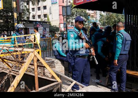 Dhaka, Dhaka, Bangladesch. 8.. Dezember 2022. Am 8. Dezember 2022 richtete die Polizei eine Straßensperre in der Nähe des Zentralbüros der Bangladesch Nationalist Party (BNP) in Dhaka ein, bevor eine BNP-Kundgebung stattfand, die am 10. Dezember den Rücktritt von Premierminister Scheich Hasina forderte. - Mindestens eine Person starb am 7. Dezember und unzählige wurden in der Hauptstadt von Bangladesch, Dhaka, verletzt, als die Polizei Gummigeschosse und Tränengas auf Anhänger der Opposition abgefeuert hatte, bevor Hunderte von Zeugen und die Polizei verhafteten. (Kreditbild: © Abu Sufian Jewel/ZUMA Press Wire) Stockfoto