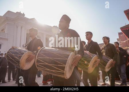 Kathmandu, Nepal. 08.. Dezember 2022. Während des Yomari Punhi Festivals werden Menschen aus der Newar-Gemeinde in traditioneller Kleidung gesungen und getanzt. Göttin Anapurna wird während des Festivals von Yomari Purnima verehrt. Annapurna ist die Göttin des Getreides und des Essens. Es ist die Zeit, in der die Landwirte nach einem langen Arbeitstag mit der Ernte fertig sind und sich ausruhen. (Foto: Prabin Ranabhat/SOPA Images/Sipa USA) Guthaben: SIPA USA/Alamy Live News Stockfoto