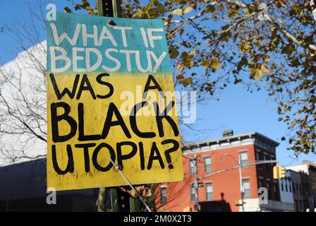 Brooklyn, New York, USA - 21. November 2022: Ein handgefertigtes Schild im Viertel Bedford-Stuyvesant in Brooklyn fragt: „WAS WÄRE, WENN BEDSTUY Eine SCHWARZE UTOPIE WÄRE?“ Stockfoto