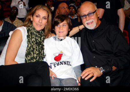 Miami, Vereinigte Staaten Von Amerika. 30.. November 2009. MIAMI - NOVEMBER 29: Celine Dion (alias Cline Marie Claudette Dion) mit ihrem Ehemann Rene Angelil (ihr Manager, syrische Abstammung, m. 17. Dez. 1994) und ihrem Sohn Rene-Charles Angelil (B. 25. Jan. 2001) Sehen Sie sich das Miami Heat Play gegen die Boston Celtics am 29. November 2009 in der American Airlines Arena in Miami, Florida an. Menschen: Celine Dion, Rene-Charles Angelil, Rene Angelil Credit: Storms Media Group/Alamy Live News Stockfoto