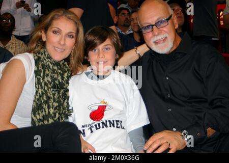 Miami, Vereinigte Staaten Von Amerika. 30.. November 2009. MIAMI - NOVEMBER 29: Celine Dion (alias Cline Marie Claudette Dion) mit ihrem Ehemann Rene Angelil (ihr Manager, syrische Abstammung, m. 17. Dez. 1994) und ihrem Sohn Rene-Charles Angelil (B. 25. Jan. 2001) Sehen Sie sich das Miami Heat Play gegen die Boston Celtics am 29. November 2009 in der American Airlines Arena in Miami, Florida an. Menschen: Celine Dion, Rene-Charles Angelil, Rene Angelil Credit: Storms Media Group/Alamy Live News Stockfoto