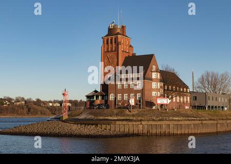 Seemannshöft Pilot House, Backsteingebäude im Jahr 1914, im Abendlicht im winterlichen Hafen nahe Finkenwerder, Hamburg, Deutschland, Europa Stockfoto