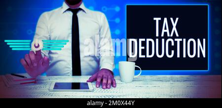 Text mit Abzug für Inspirationssteuer. Betrag des Konzeptfotos, der vor der Berechnung der Steuerschulden vom Einkommen abgezogen wird Stockfoto