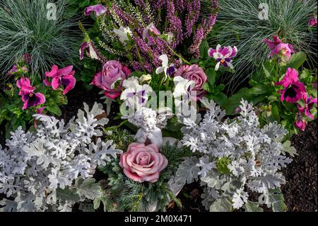 Grab mit Blumendekoration und Putto, Allgäu, Bayern, Deutschland, Europa Stockfoto