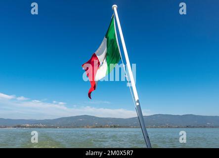 Italienisch, Nationalflagge, Flagge, Boot, italienische Nationalflagge auf einem Boot, Lago Trasimeno, Umbrien, Italien Stockfoto