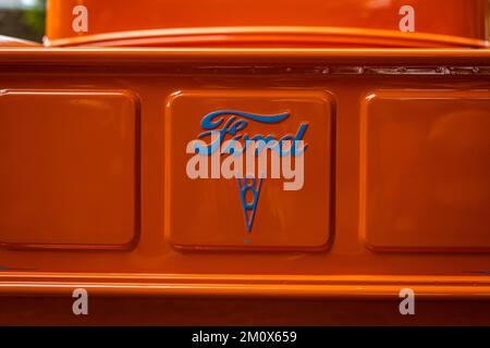 Des Moines, IA - 03. Juli 2022: Detailansicht eines 1939 Ford Half Ton V8 Pickup Truck auf einer lokalen Automesse. Stockfoto