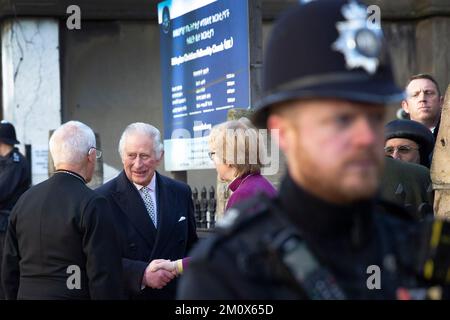 König Karl III. Besucht die äthiopische Kirche in Kings Cross, North London, an dem Tag, an dem sein Sohn Prinz Harry der Herzog von Sussex Serie Netflix Relea ist Stockfoto