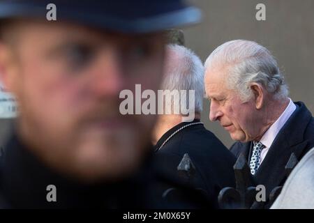 König Karl III. Besucht die äthiopische Kirche in Kings Cross, North London, an dem Tag, an dem sein Sohn Prinz Harry der Herzog von Sussex Serie Netflix Relea ist Stockfoto