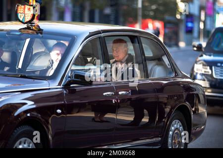 König Karl III. Besucht die äthiopische Kirche in Kings Cross, North London, an dem Tag, an dem sein Sohn Prinz Harry der Herzog von Sussex Serie Netflix Relea ist Stockfoto