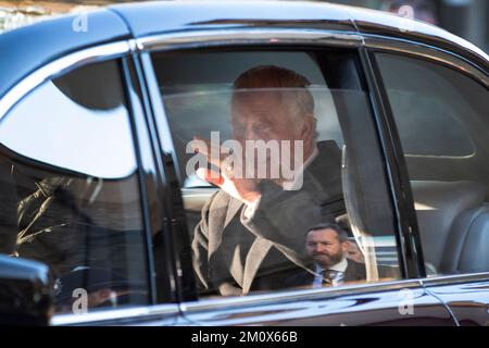 König Karl III. Besucht die äthiopische Kirche in Kings Cross, North London, an dem Tag, an dem sein Sohn Prinz Harry der Herzog von Sussex Serie Netflix Relea ist Stockfoto