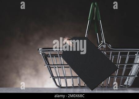 Warenkorb und leeres Preisschild für die Beschriftung. Der Preis des Produkts. Verkauf im Supermarkt. Stockfoto