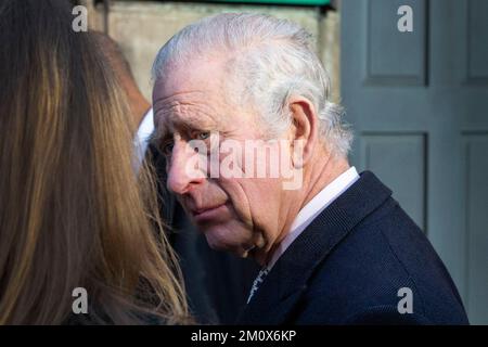 König Karl III. Besucht die äthiopische Kirche in Kings Cross, North London, an dem Tag, an dem sein Sohn Prinz Harry der Herzog von Sussex Serie Netflix Relea ist Stockfoto