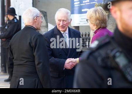 König Karl III. Besucht die äthiopische Kirche in Kings Cross, North London, an dem Tag, an dem sein Sohn Prinz Harry der Herzog von Sussex Serie Netflix Relea ist Stockfoto