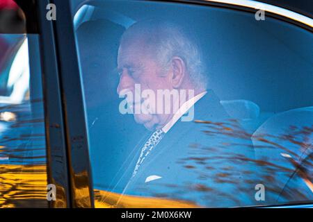 König Karl III. Besucht die äthiopische Kirche in Kings Cross, North London, an dem Tag, an dem sein Sohn Prinz Harry der Herzog von Sussex Serie Netflix Relea ist Stockfoto