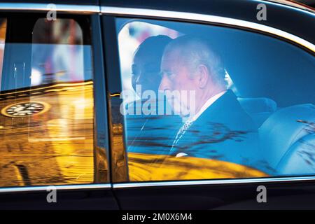 König Karl III. Besucht die äthiopische Kirche in Kings Cross, North London, an dem Tag, an dem sein Sohn Prinz Harry der Herzog von Sussex Serie Netflix Relea ist Stockfoto