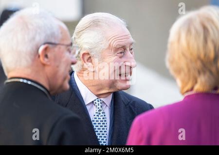 König Karl III. Besucht die äthiopische Kirche in Kings Cross, North London, an dem Tag, an dem sein Sohn Prinz Harry der Herzog von Sussex Serie Netflix Relea ist Stockfoto