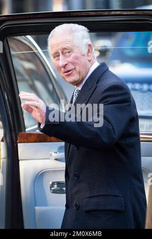 König Karl III. Besucht die äthiopische Kirche in Kings Cross, North London, an dem Tag, an dem sein Sohn Prinz Harry der Herzog von Sussex Serie Netflix Relea ist Stockfoto