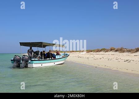 Touristen auf einem Seeausflug zum abgelegenen Dahlak-Archipel im Roten Meer Stockfoto