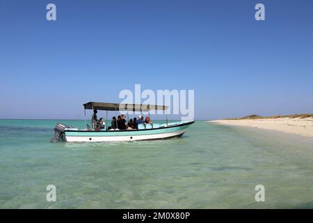 Touristen auf einem Seeausflug zum abgelegenen Dahlak-Archipel im Roten Meer Stockfoto