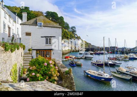 Polperro, Vereinigtes Königreich - 16. Oktober 2022: Blick auf den Fischereihafen des Dorfes Polperro in Cornwall, England, Vereinigtes Königreich Stockfoto