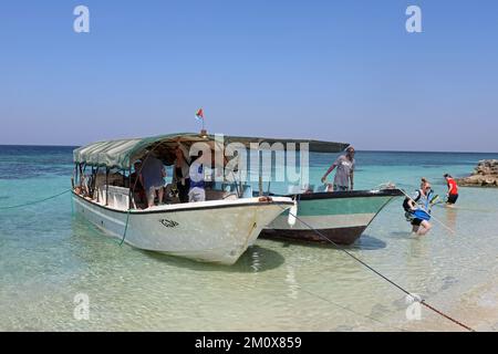 Touristen auf einem Seeausflug zum abgelegenen Dahlak-Archipel im Roten Meer Stockfoto