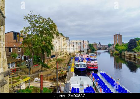 York, Großbritannien - 22. September 2022: Blick auf den Fluss Ouse mit Booten und Gebäuden in York, North Yorkshire, England, Großbritannien Stockfoto