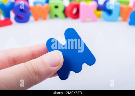 Hand schreiben cube M aus Holz Stockfoto