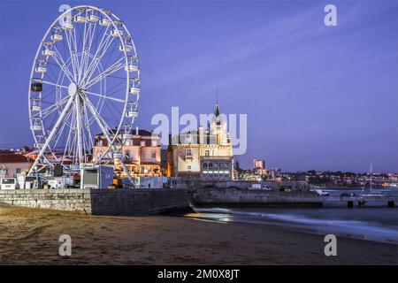 Das riesige Riesenrad in der Bucht von Cascais zur blauen Stunde, in Lissabon, Portugal Stockfoto