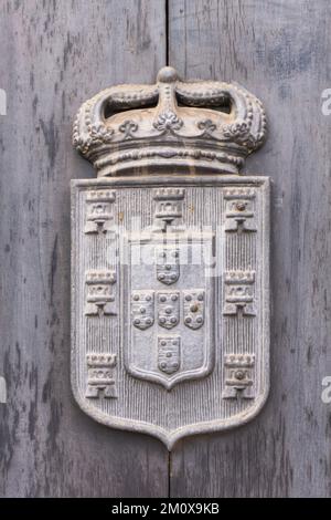 Altes portugiesisches Wappen mit Krone, Türmen und Schilden Stockfoto